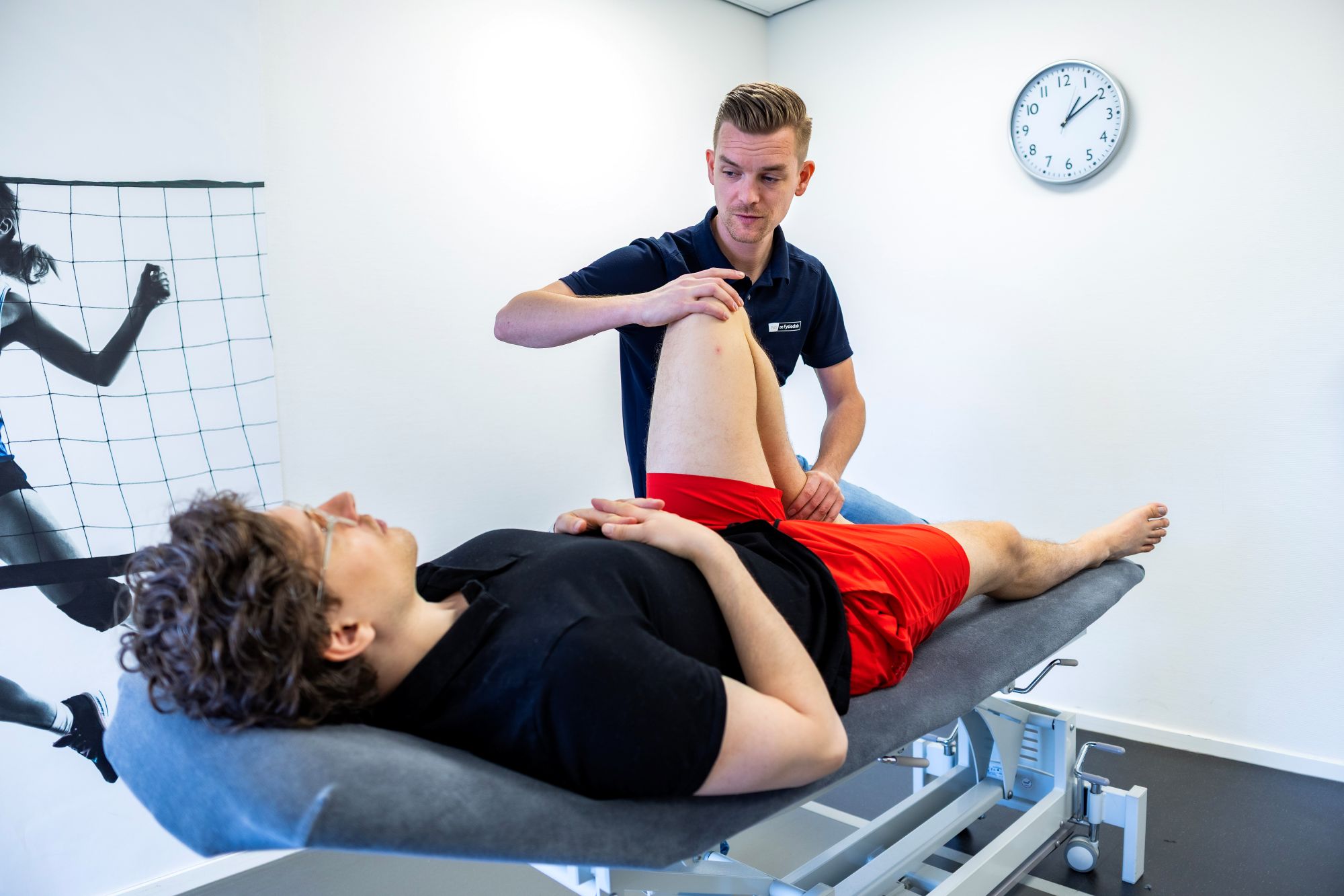 Fysiotherapeut onderzoekt knie van patiënt in Geldrop