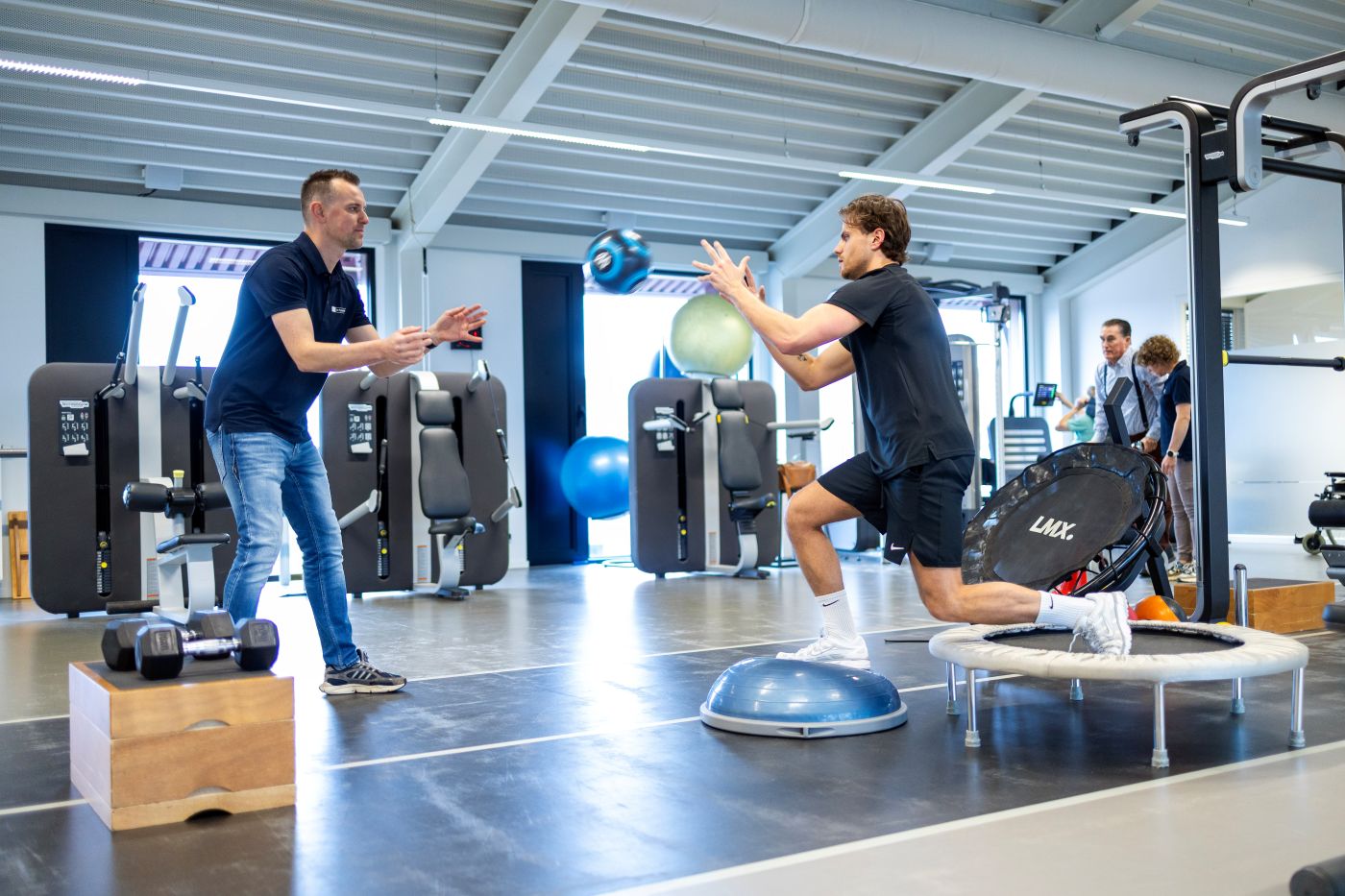 Sporter traint kniestabiliteit bij Sport & Knie Expertisecentrum Mierlo – Arkweg