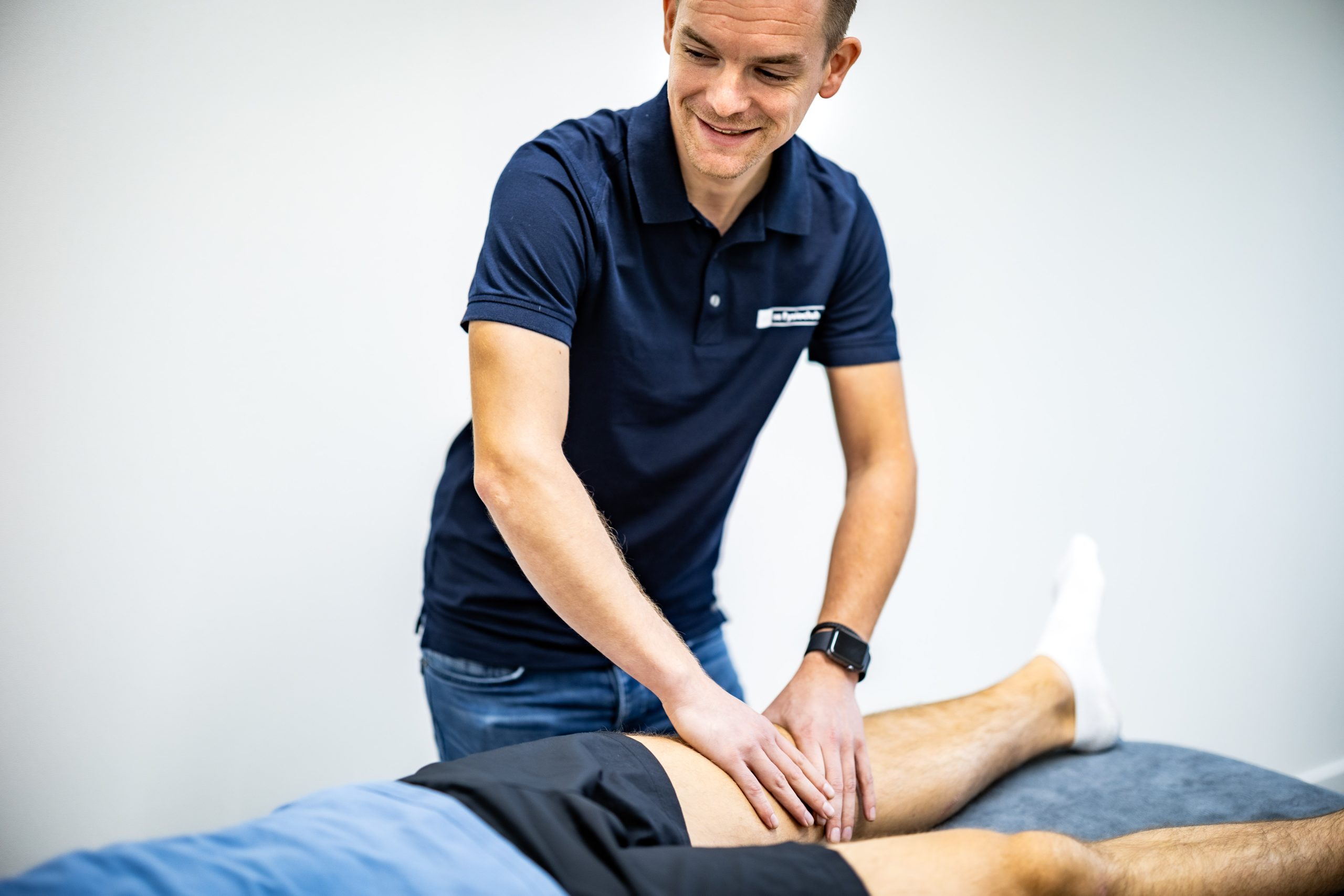 Fysiotherapeut helpt patiënt met knie-artrose in Mierlo – Graspieper