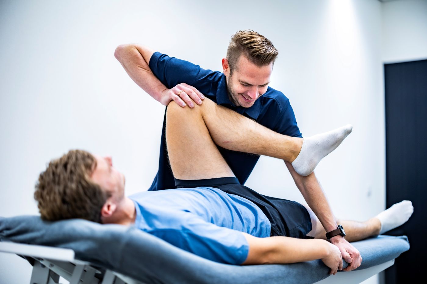 Fysiotherapeut onderzoekt heupklachten bij patiënt in het Sport & Knie Expertise Centrum Mierlo