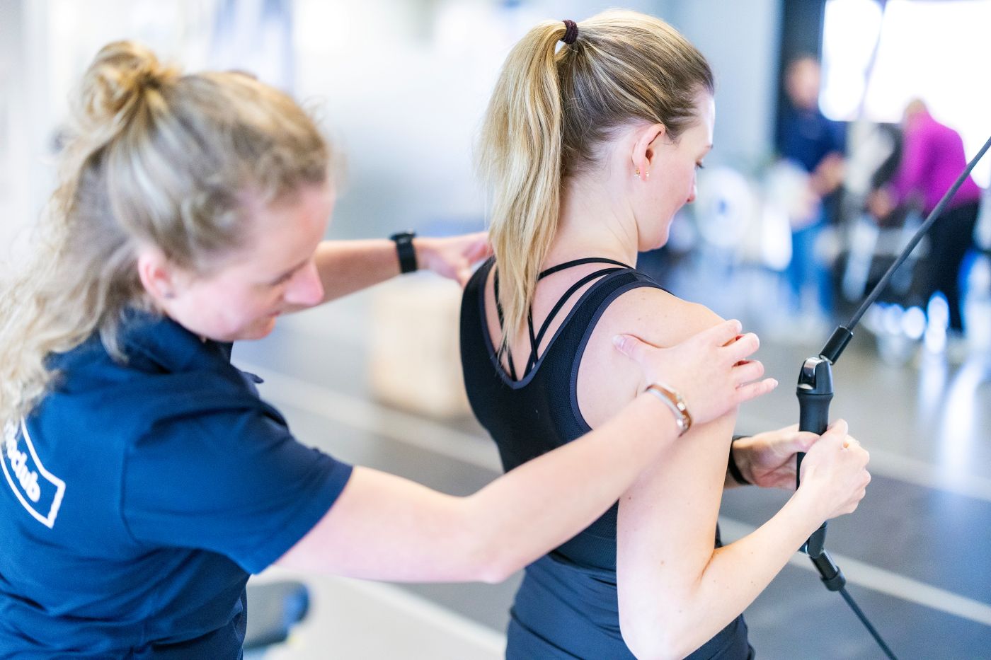 Schouderbehandeling door fysiotherapeut in het Sport & Knie Expertise Centrum Mierlo