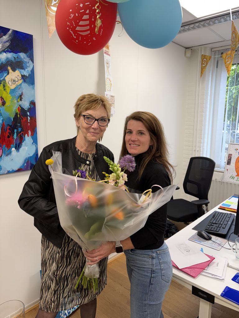 jose krijgt bloemen van anne