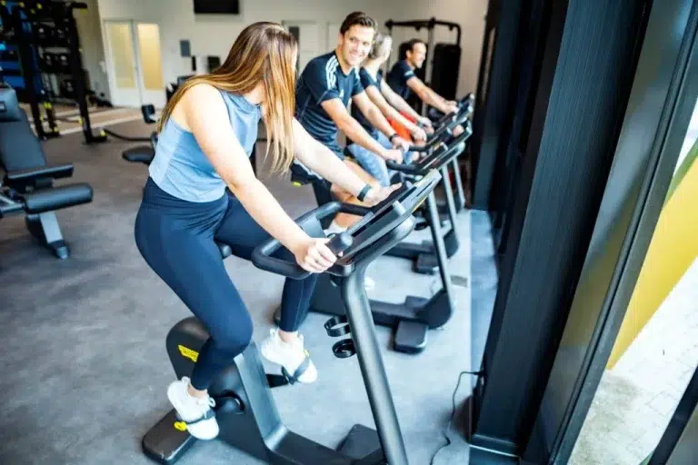 sportende mensen bij de fysioclub